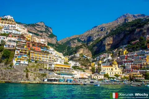 Positano, jedno z najpiękniejszych miejsc we Włoszech, z kolorowymi domami wciśniętymi w zbocze góry nad turkusowym morzem.