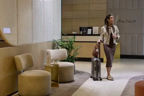 Kobieta z walizką w lobby hotelu Royal Tulip Sand Kołobrzeg.