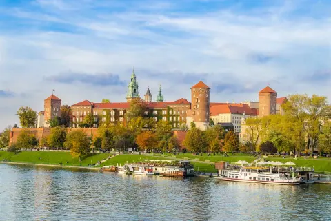 Wawel w jesiennej odsłonie nad Wisłą. Ciekawe ciekawostki o Krakowie czekają na odkrycie w tym historycznym miejscu.