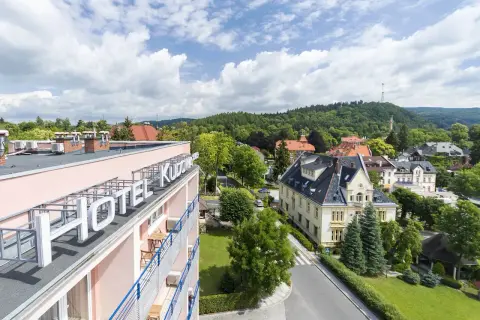 Widok na hotel w Kudowie-Zdroju. Wieczorem warto pospacerować po urokliwym miasteczku.