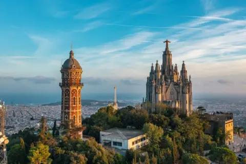 Widok na Barcelonę z góry Tibidabo, z kościołem Sagrat Cor i wieżą obserwacyjną. Idealne miejsce na weekend w Barcelonie.