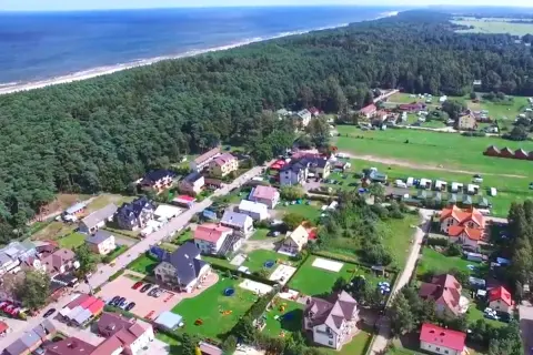 Jak znaleźć nocleg nad morzem i uniknąć wysokich cen?