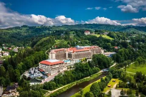 Ile kosztuje obiad w hotelu Gołębiewskim? Sprawdź ceny i zniżki