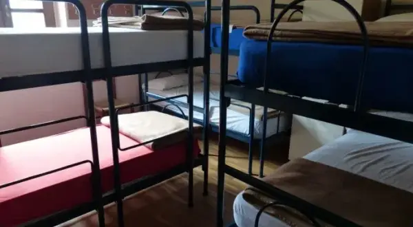Jak wygląda nocleg w hostelu? Oczekiwania i rzeczywistość, które zaskakują
