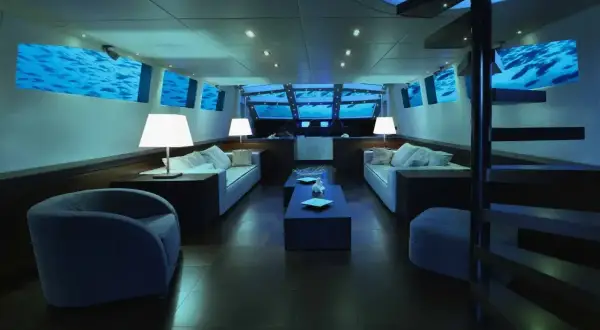 Luksusowy salon z widokiem na podwodny świat. To wnętrze, jak z najdroższego hotelu na świecie, zachwyca ekranami imitującymi ocean.