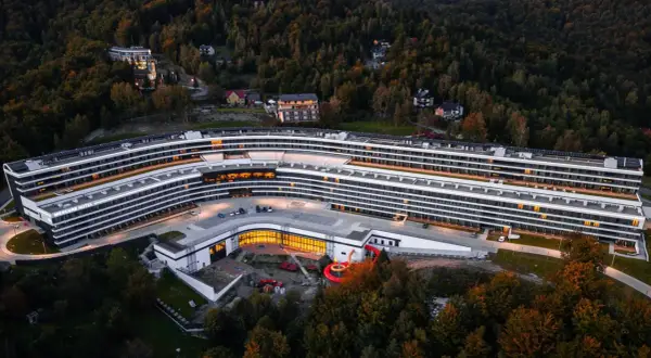 Nowoczesny, zakrzywiony hotel Mercure, otoczony lasem, to prawdopodobnie najdłuższy hotel w Polsce.
