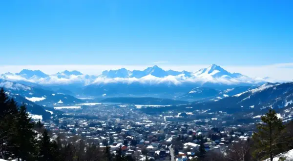Zimowy krajobraz Zakopanego z ośnieżonymi szczytami Tatr w tle. Idealne miejsce na plan "Zakopane w 3 dni co zwiedzić".