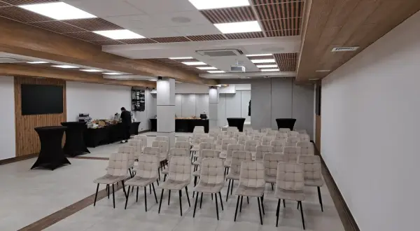 Nowoczesne sale konferencyjne w górach, gotowe na przyjęcie gości. Wygodne krzesła i przestrzeń sprzyjają pracy.