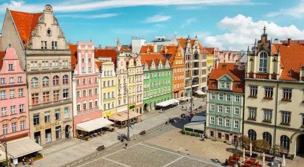 Kolorowe kamienice na Rynku we Wrocławiu, który jest często uznawany za najcieplejsze miasto w Polsce.