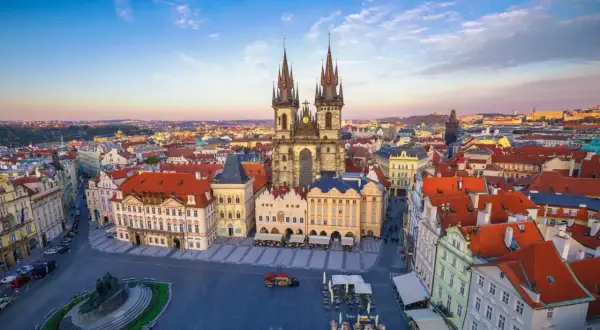 Praga, perła Czech, zachwyca turystów gotycką architekturą i urokliwymi uliczkami. Tętniący życiem rynek zaprasza do odkrywania uroków czeskiej turystyki.