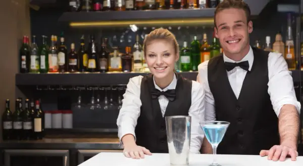 Ile zarabia kelner w hotelu? Poznaj zaskakujące różnice w pensjach