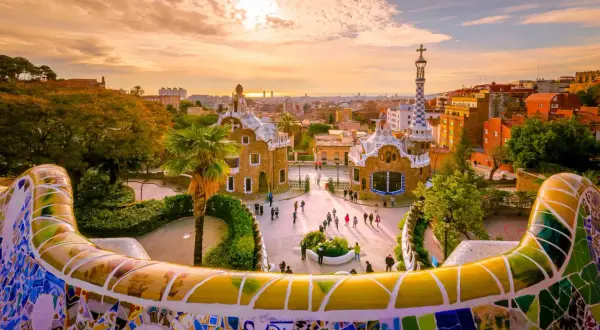 Park Güell w Barcelonie, jeden z najpiękniejszych miast Hiszpanii, zachwyca o zachodzie słońca.