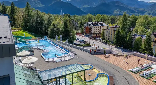 Basen z widokiem na Tatry. Idealne tatry atrakcje dla leniwych: relaks w wodzie, zjeżdżalnie i leżaki.