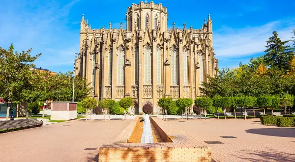Katedra w Vitoria-Gasteiz, największym mieście kraju Basków, z fontanną na placu.