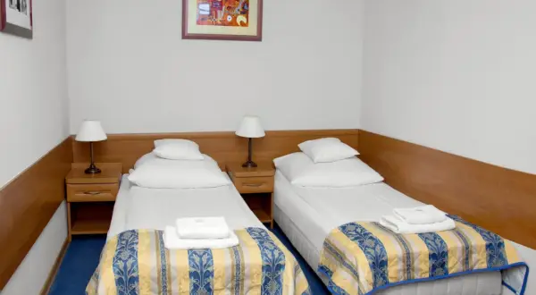 Pokój hotelowy z dwoma łóżkami, idealny na ofertę "hyrny zakopane oferta 50 plus".