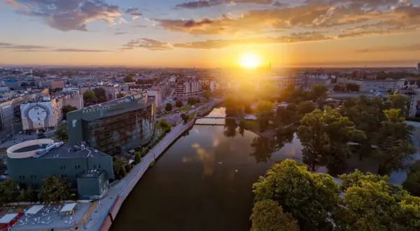 Zachód słońca nad Wrocławiem, widok na hotel HP Plaza i rzekę.