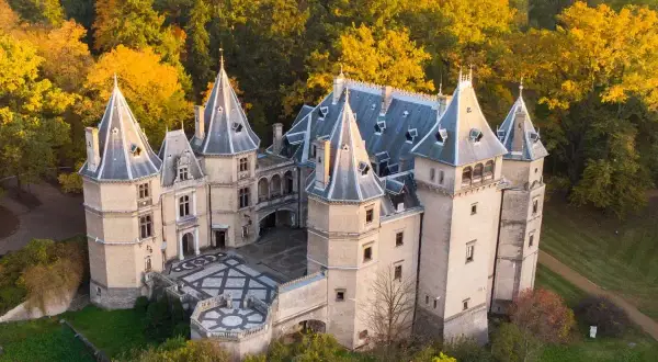 Piękny zamek w otoczeniu jesiennych drzew. Jeden z wielu wspaniałych zamków w Polsce, zachwyca architekturą i malowniczym położeniem.