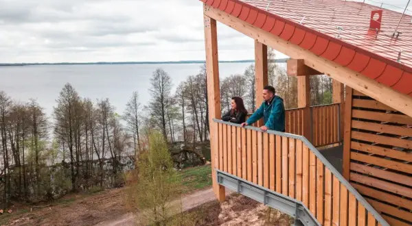 Para szuka widoków na jezioro z wieży widokowej. Romantyczne miejsca w Polsce czekają na odkrycie.