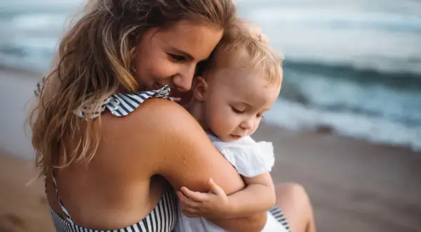 Mama tuli niemowlakiem nad morzem. Idealne miejsce, gdzie na wakacje z niemowlakiem.