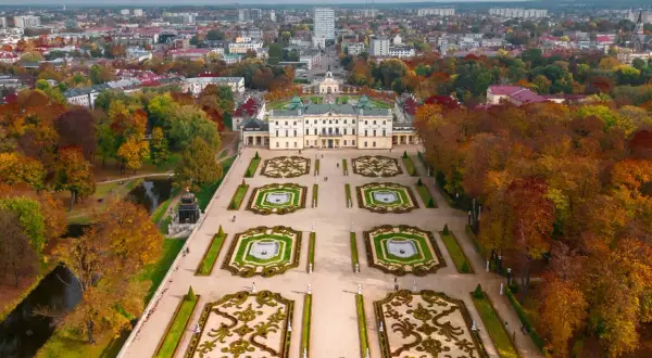 Pałac Branickich w Białymstoku z ogrodem w jesiennych barwach.