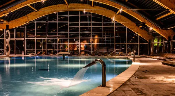 Relaks w basenie hotel terme sveti martin. Woda kaskadą spływa z metalowej rynny, tworząc fale.