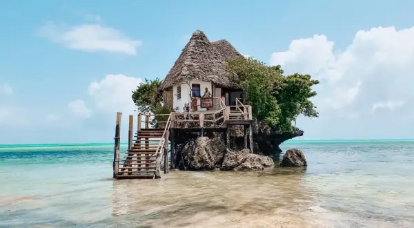 The Rock Restaurant na Zanzibarze – niezwykłe miejsce, które warto zobaczyć. Restauracja na skale w oceanie.