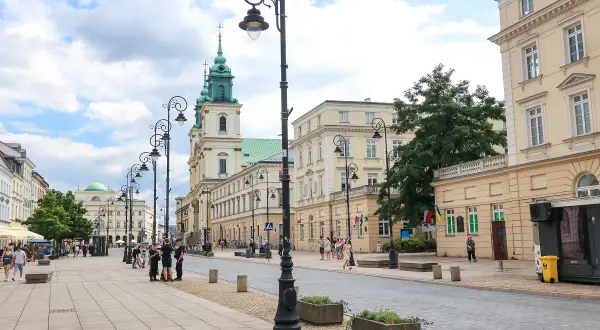 Spacer po Krakowskim Przedmieściu w Warszawie. Eleganckie kamienice, zabytkowy kościół i stylowe latarnie tworzą niepowtarzalny klimat.