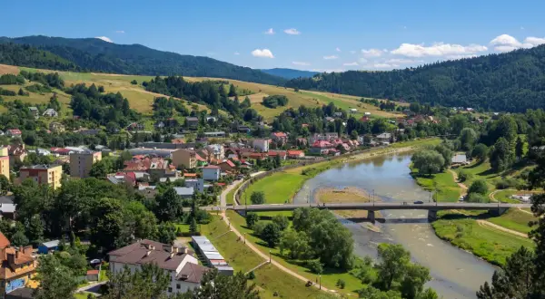 Krynica-Zdrój otoczona jest łagodnymi, zielonymi wzgórzami Beskidu Sądeckiego. Rzeka Poprad przepływa przez malowniczą dolinę.