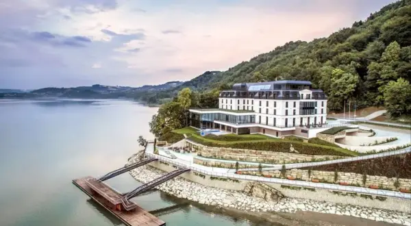 Malowniczy hotel nad jeziorem, idealny na romantyczny wypad. Odkryj ciekawe miejsca w Małopolsce dla zakochanych.