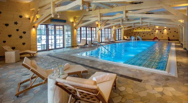 Basen z hydromasażem i leżakami w góralskim stylu. Idealne miejsce na relaks, które z pewnością zasługuje na miano najlepsze spa w Polsce ranking.