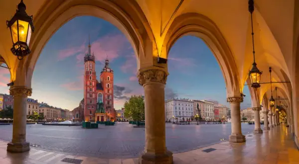 Krakowski Rynek Główny o zmierzchu, z Sukiennicami i Kościołem Mariackim w tle. Jedno z najpiękniejszych miejsc w Polsce.