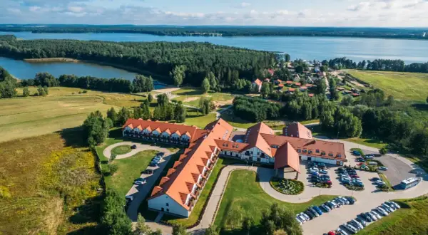 Malowniczy mikołajki hotel resort spa nad jeziorem, otoczony lasem i zielenią. Idealne miejsce na wypoczynek.
