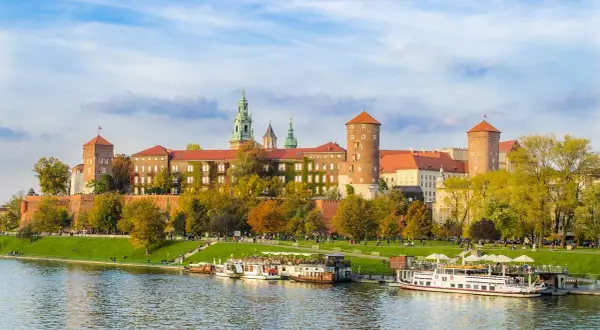 Wawel w jesiennej odsłonie nad Wisłą. Ciekawe ciekawostki o Krakowie czekają na odkrycie w tym historycznym miejscu.