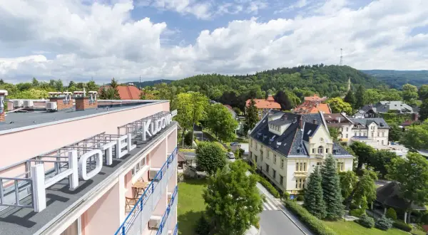 Widok na hotel w Kudowie-Zdroju. Wieczorem warto pospacerować po urokliwym miasteczku.