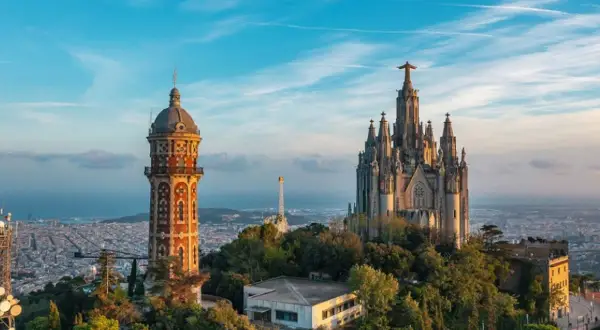 Widok na Barcelonę z góry Tibidabo, z kościołem Sagrat Cor i wieżą obserwacyjną. Idealne miejsce na weekend w Barcelonie.