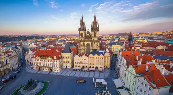 Widok na Rynek Staromiejski w Pradze z Kościołem Marii Panny przed Tynem. Wiele praskich ciekawostek czeka na odkrycie!