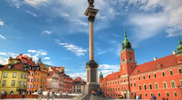 Kolumna Zygmunta i Zamek Królewski na Placu Zamkowym. Ciekawe ciekawostki o Warszawie czekają na odkrycie w tym historycznym miejscu.