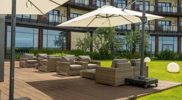 Co to jest patio w hotelu i jak wpływa na komfort gości?