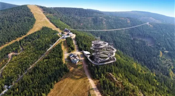 Widok na Sky Walk i najdłuższy most w Czechach, zawieszony nad gęstym lasem.