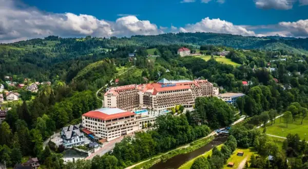 Ile kosztuje obiad w hotelu Gołębiewskim? Sprawdź ceny i zniżki