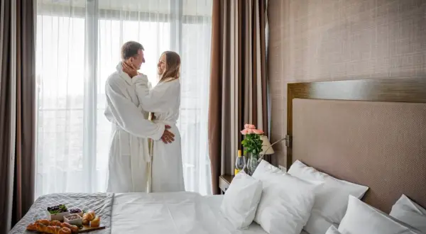 Para spędza romantyczny czas w hotelu. Idealny spa nad morzem dla dwojga, z romantycznym śniadaniem i widokiem na morze.