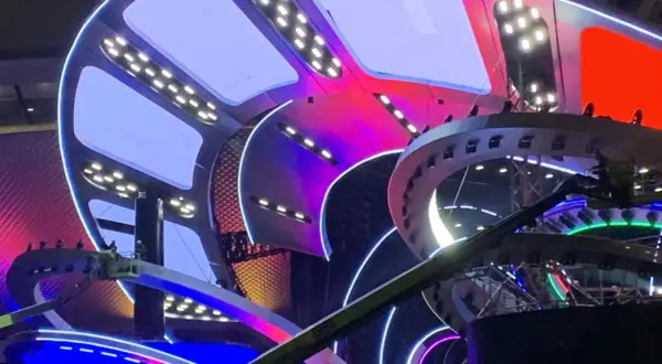 Kolorowa, futurystyczna scena z oświetleniem LED, przygotowywana na Sylwester w Katowicach.
