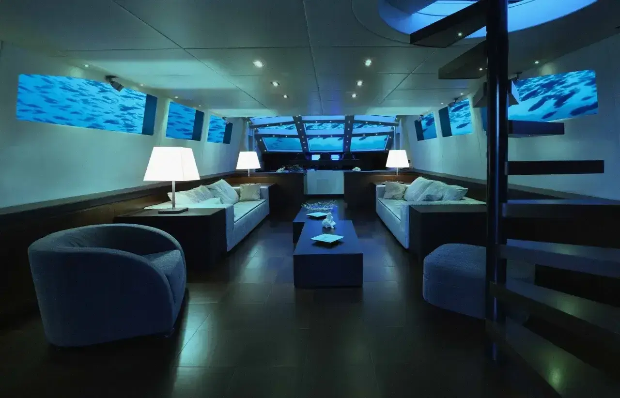 Luksusowy salon z widokiem na podwodny świat. To wnętrze, jak z najdroższego hotelu na świecie, zachwyca ekranami imitującymi ocean.