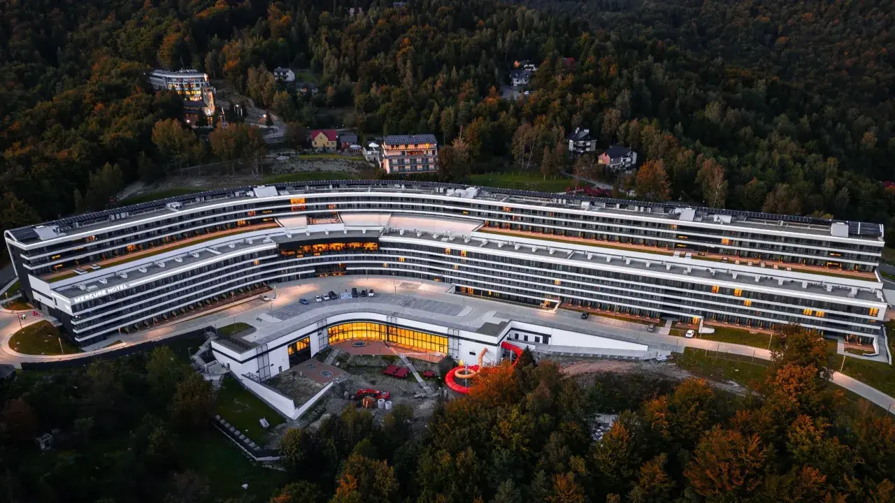 Nowoczesny, zakrzywiony hotel Mercure, otoczony lasem, to prawdopodobnie najdłuższy hotel w Polsce.