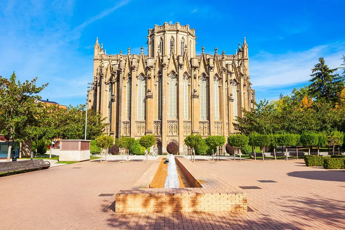 Katedra w Vitoria-Gasteiz, największym mieście kraju Basków, z fontanną na placu.