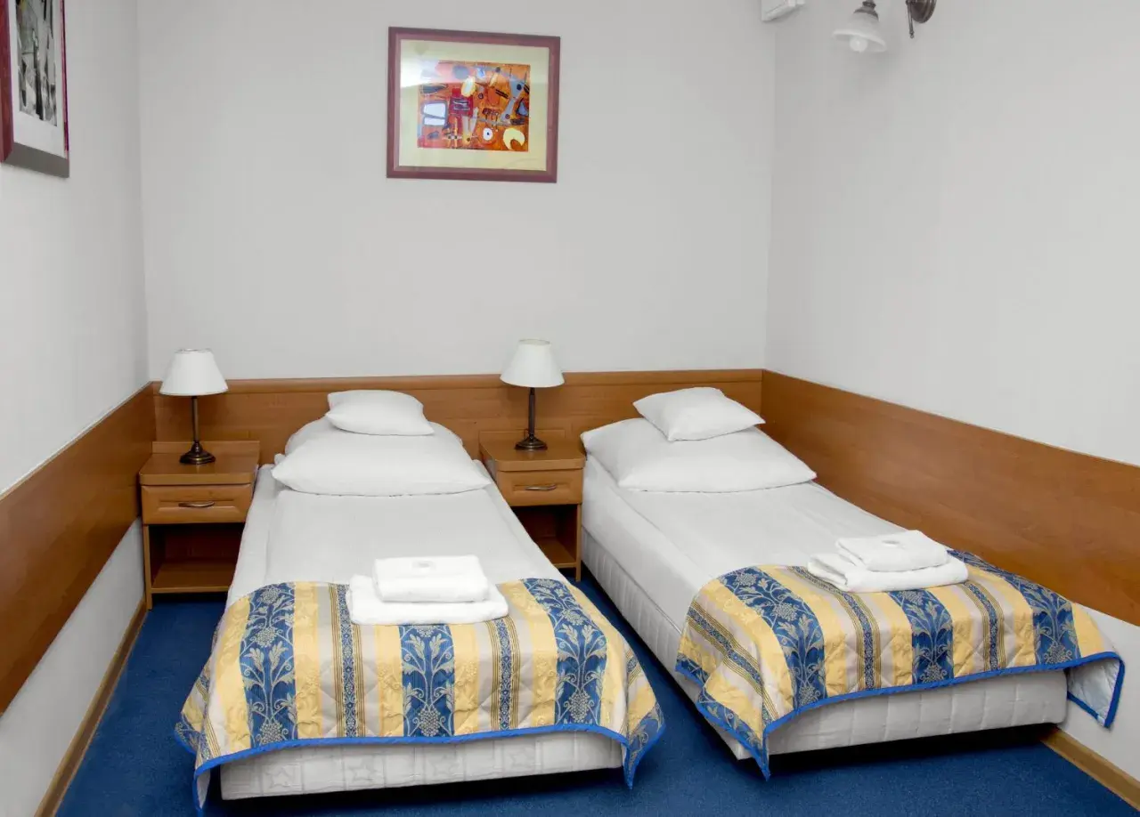 Pokój hotelowy z dwoma łóżkami, idealny na ofertę "hyrny zakopane oferta 50 plus".