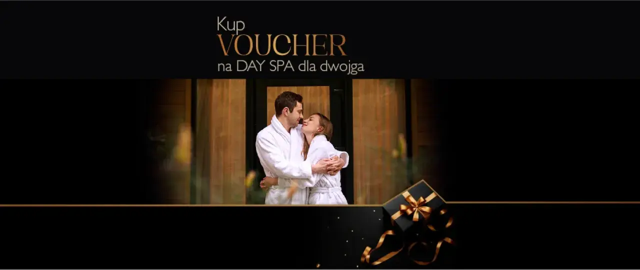 Para dwojga w szlafrokach przytulająca się na tle drewnianych drzwi. Obok czarny prezent ze złotą wstążką. Idealny voucher na weekend w spa dla dwojga.