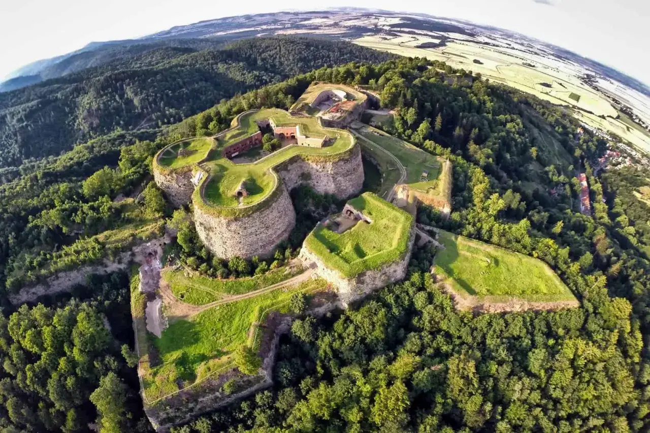Forteca Srebrna Góra, imponująca twierdza na szczycie góry, to idealne miejsce, by odkryć, co zwiedzić na Dolnym Śląsku.