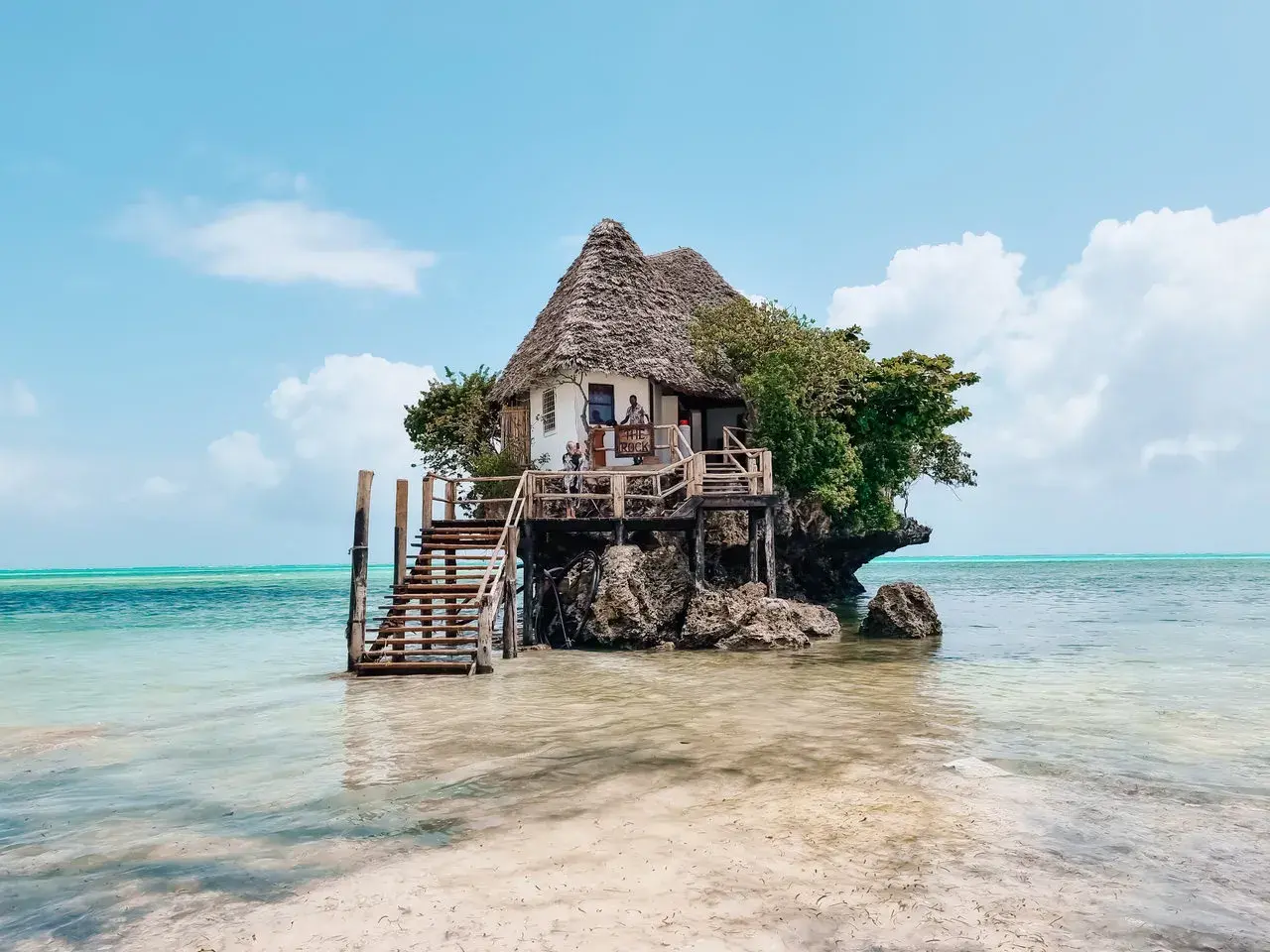 The Rock Restaurant na Zanzibarze – niezwykłe miejsce, które warto zobaczyć. Restauracja na skale w oceanie.