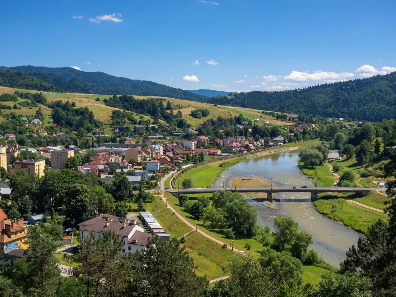 Krynica-Zdrój otoczona jest łagodnymi, zielonymi wzgórzami Beskidu Sądeckiego. Rzeka Poprad przepływa przez malowniczą dolinę.